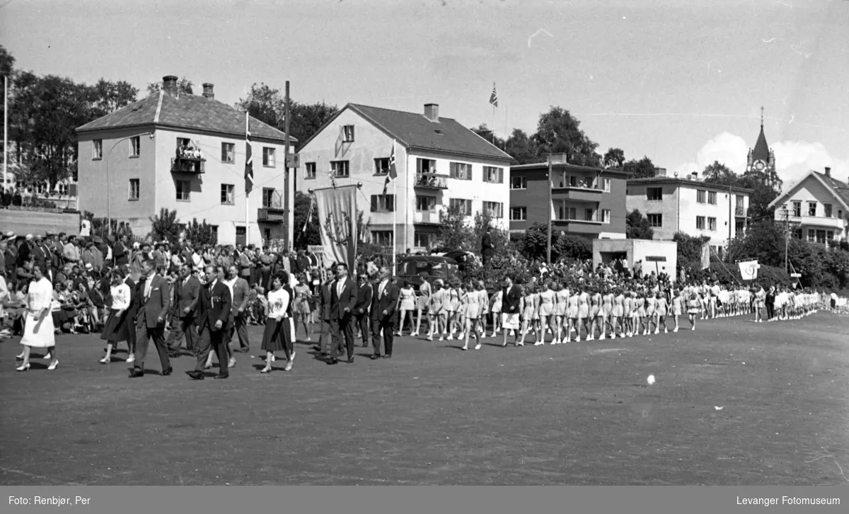 Turnstevne i Levanger, innmarsj på stadion, deltakere fra idrettslaget Sverre.