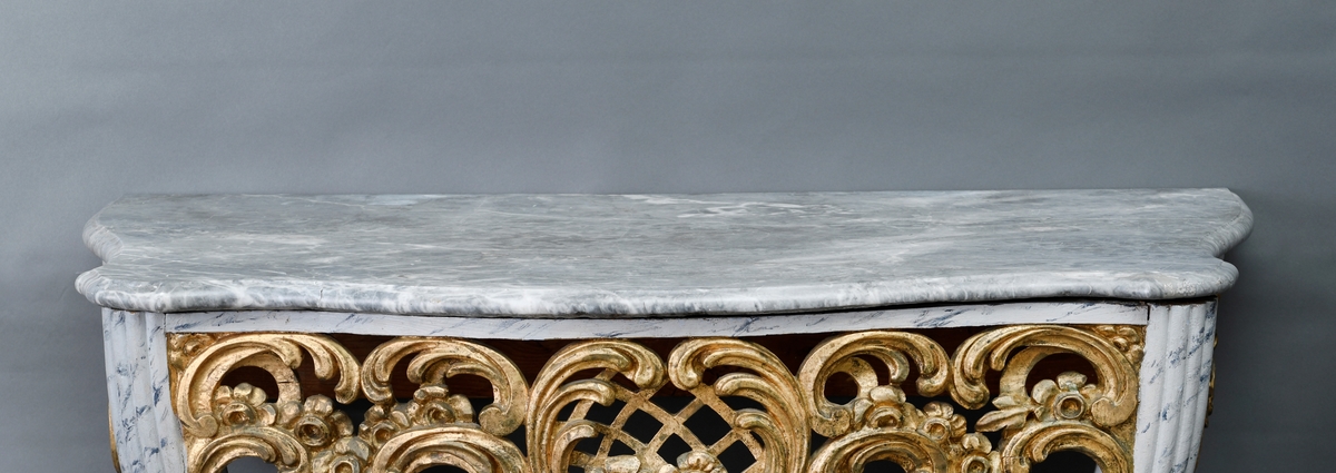 Konsollbord med marmorplate.