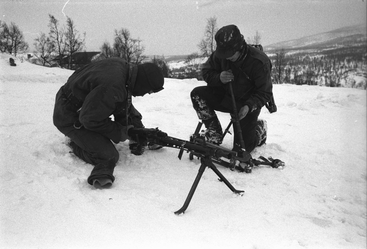 Soldater øver med maskingevær.