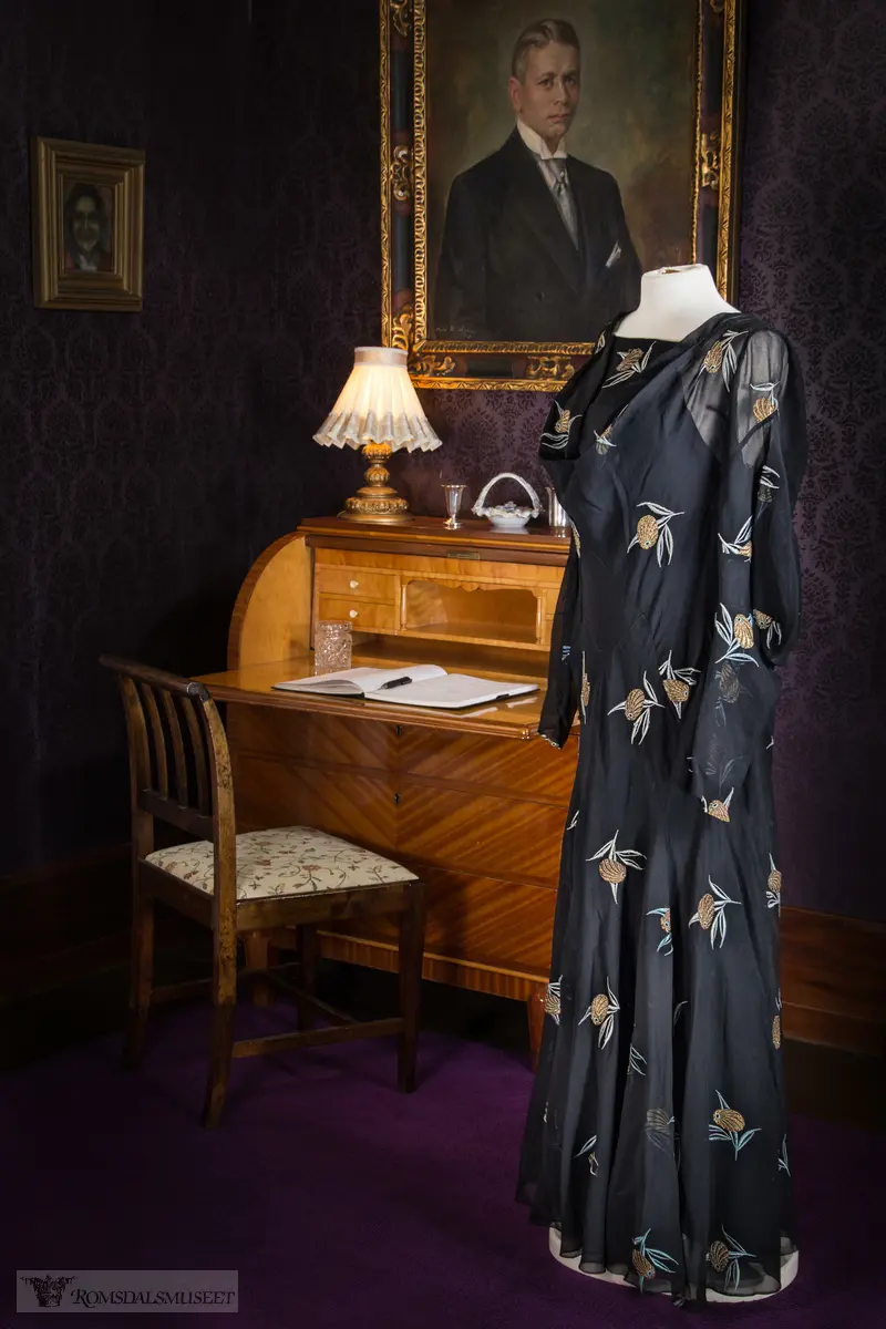 Fotografering av Laura Hanssen sine kjoler i Chateauet. .R.12445 .(Se Romsdalsmuseets årbok 2014)