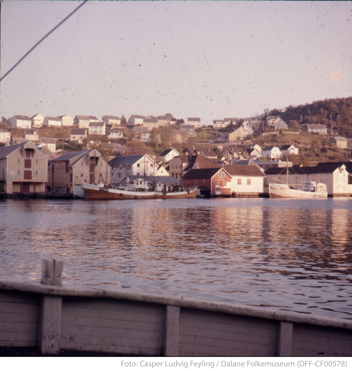 Sjøhusene i Strandgaten og Skriveralmenningen i Egersund sett fra båt i Vågen