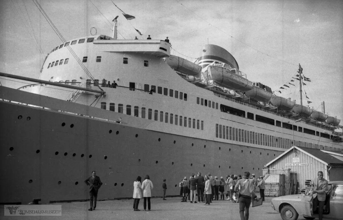 "Juli 1969"."m.a Nordenfjelske seilarveka".Amerikalinjens "Bergensfjord" ved kai. Skipet var nytt i mai 1956.