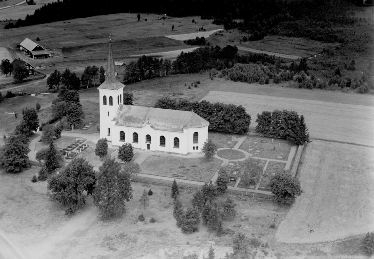 Flygfoto över Almesåkras kyrka i Nässjö  kommun. Nr C 1823