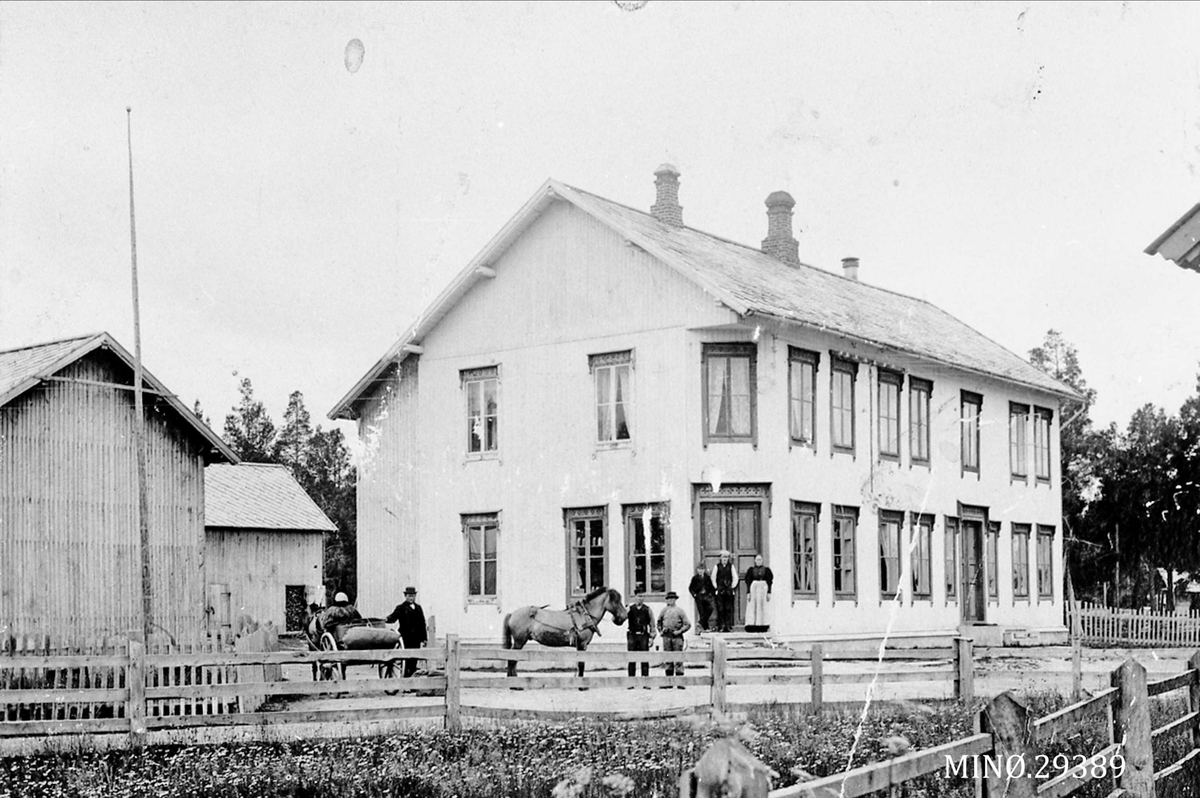 Bankbygningen. Bildet er tatt ca. 1940. da var P. C. Backke eier av bygningen og drev handel der. Bygget huset i 1887. 