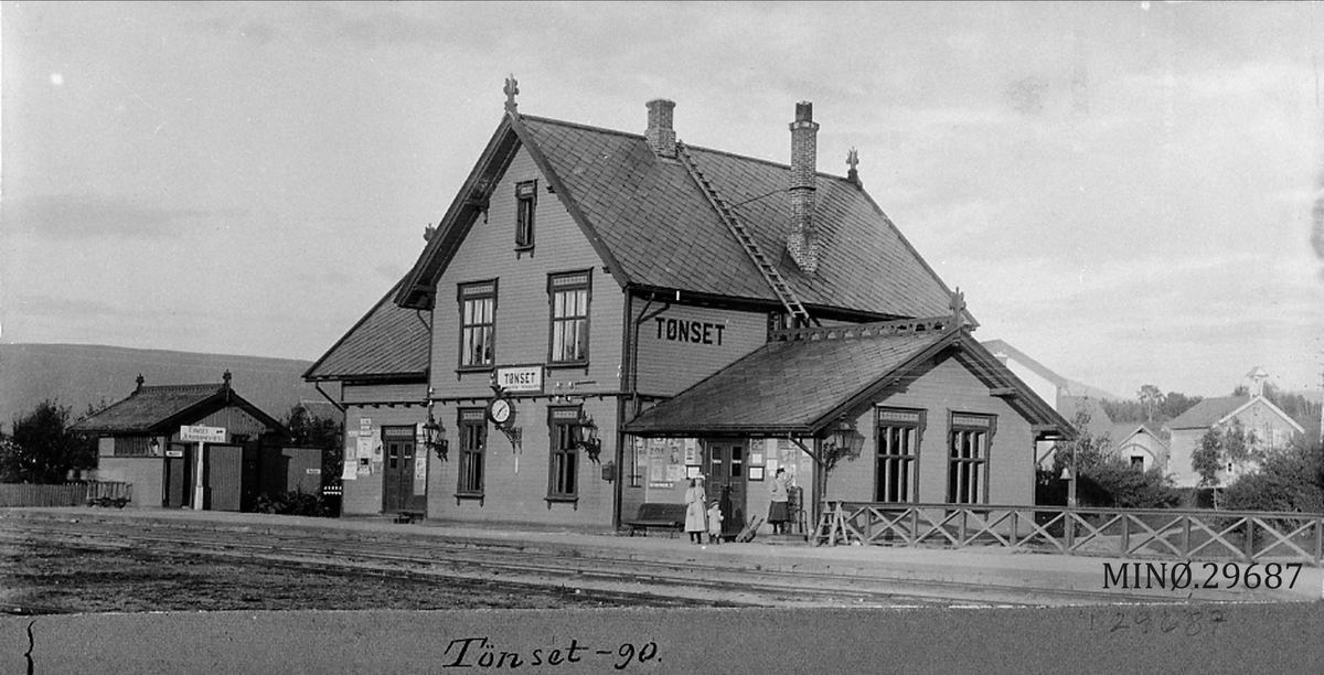 Bilde av Tynset stasjon. "Tönset -90. "