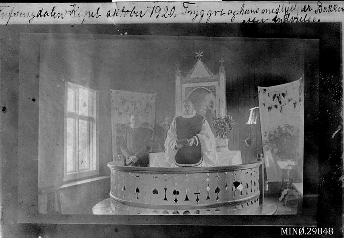 Tufsingdalen kapell, oktober 1920. Trygve (Klute) og hans medhjelper Ingulf Bakken etter innvielse. 