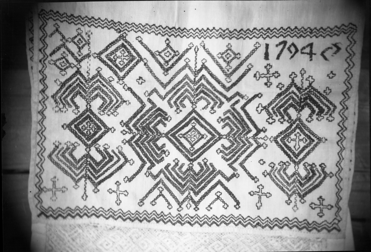 Rikard Berges fotoarkiv. Tekstil. Svartsaum fra 1794. Hol i Hallingdal. Fotografert 1908.