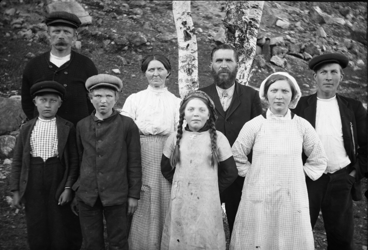 Rikard Berges fotoarkiv. "Folk på Dale", gruppeportrett. Fotografert 1915.