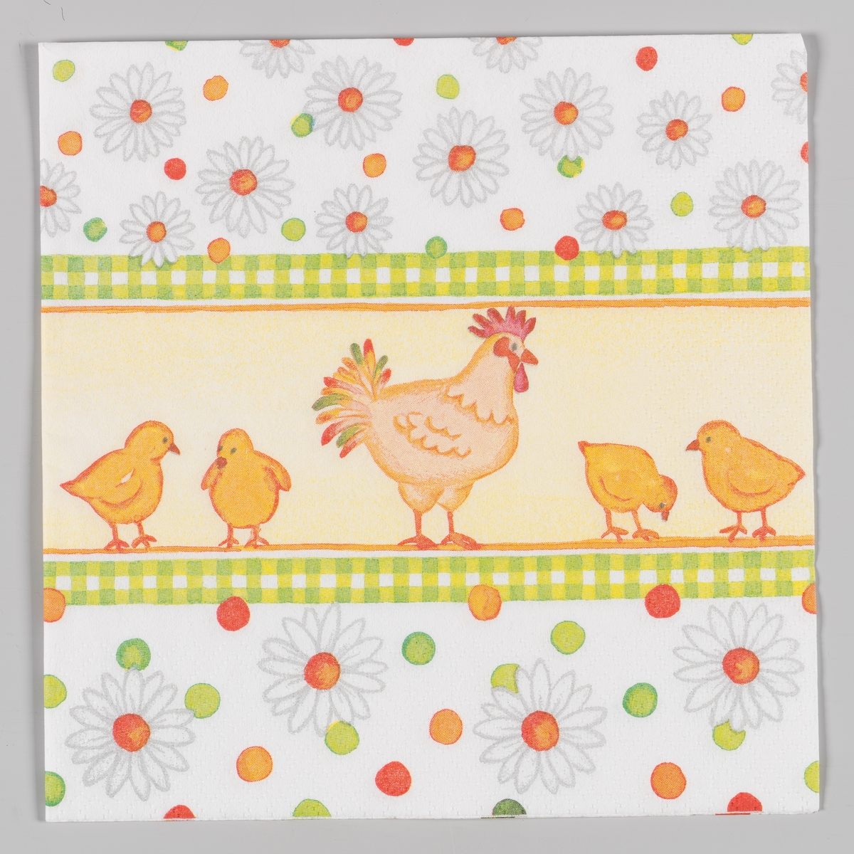 En hønemor sammen med fire kyllinger. To grønne og hvitrutete striper. Hvite blomster og røde, grønne og oransje prikker.