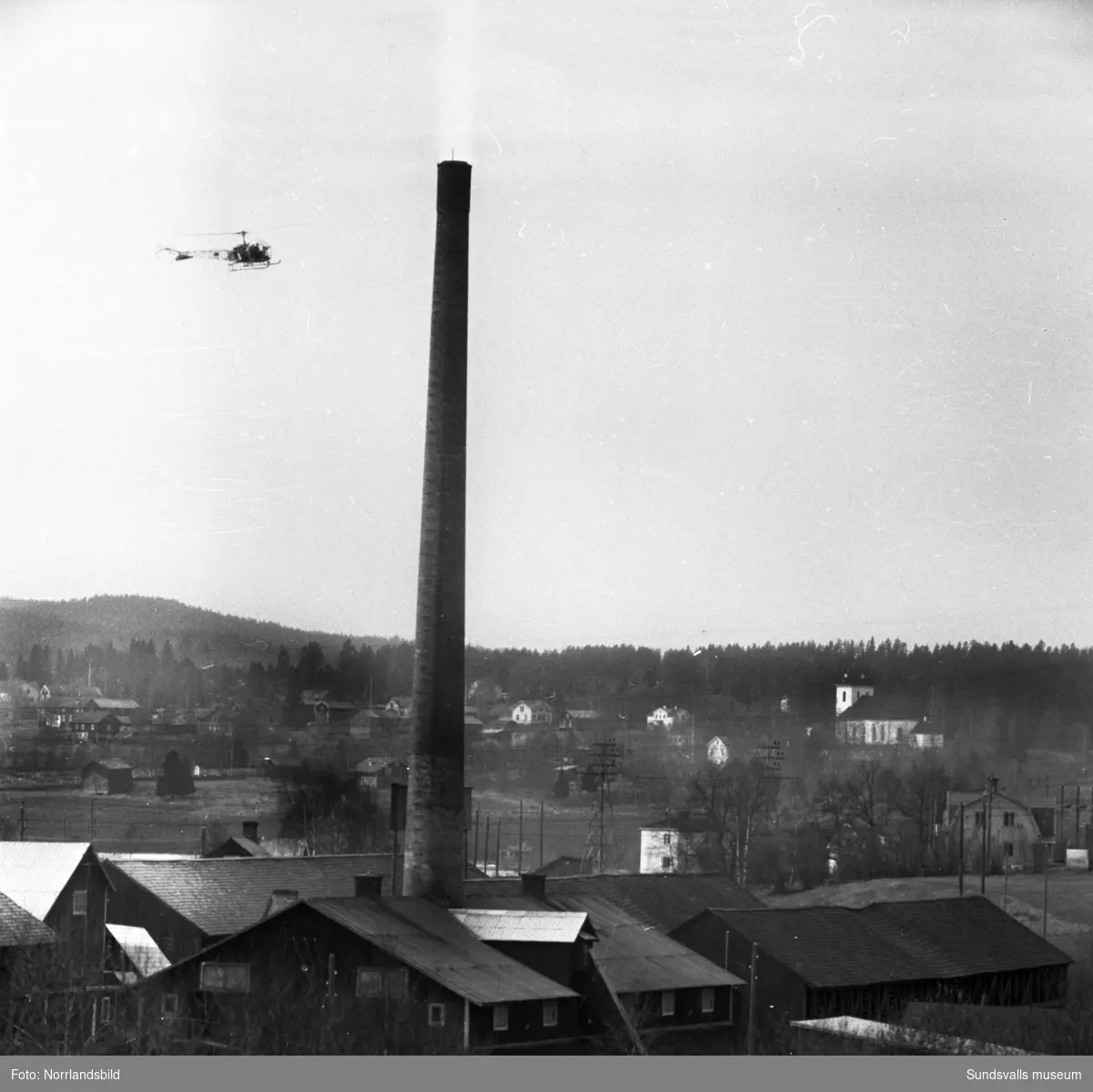 Flygfoton från helikopter av Högoms tegelbruk, bild 1 mot väster och bild 2 mot öster.