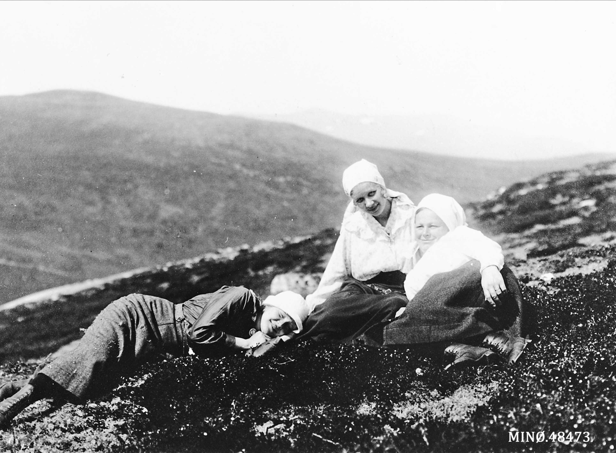 Kvinner på tur på Lomsjøvola. Ragnhild, Margrethe M. og Dolly