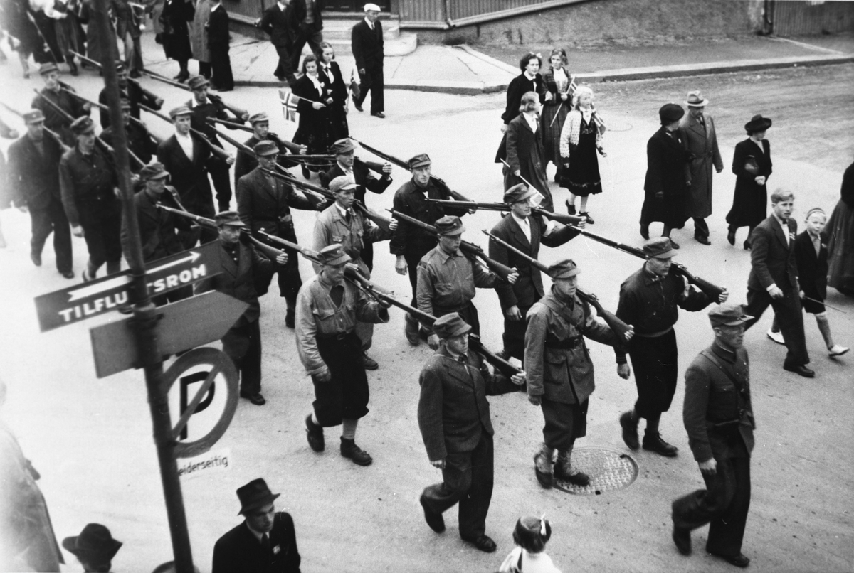 Repro, milorgkarer fra Gausdal, 17. maitog, Lillehammer 1945 Foran ses Jon Nordrum. I midten i første rad Borgfinn Arnhold Wadahl.