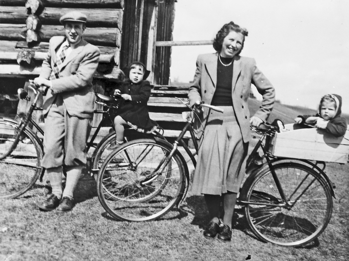 Ottar Lutnæs, Ingeborg Lutnæs, Frøydis Lutnæs og Aud Ingeborg Lutnæs på sykkeltur ca. 1953. 