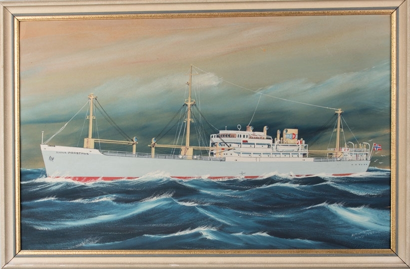 Skipsportrett av MS ANNA PRESTHUS under fart i åpen sjø. Har skorsteinsmerke til rederiet Johs. Presthus samt fører norsk flagg akter.