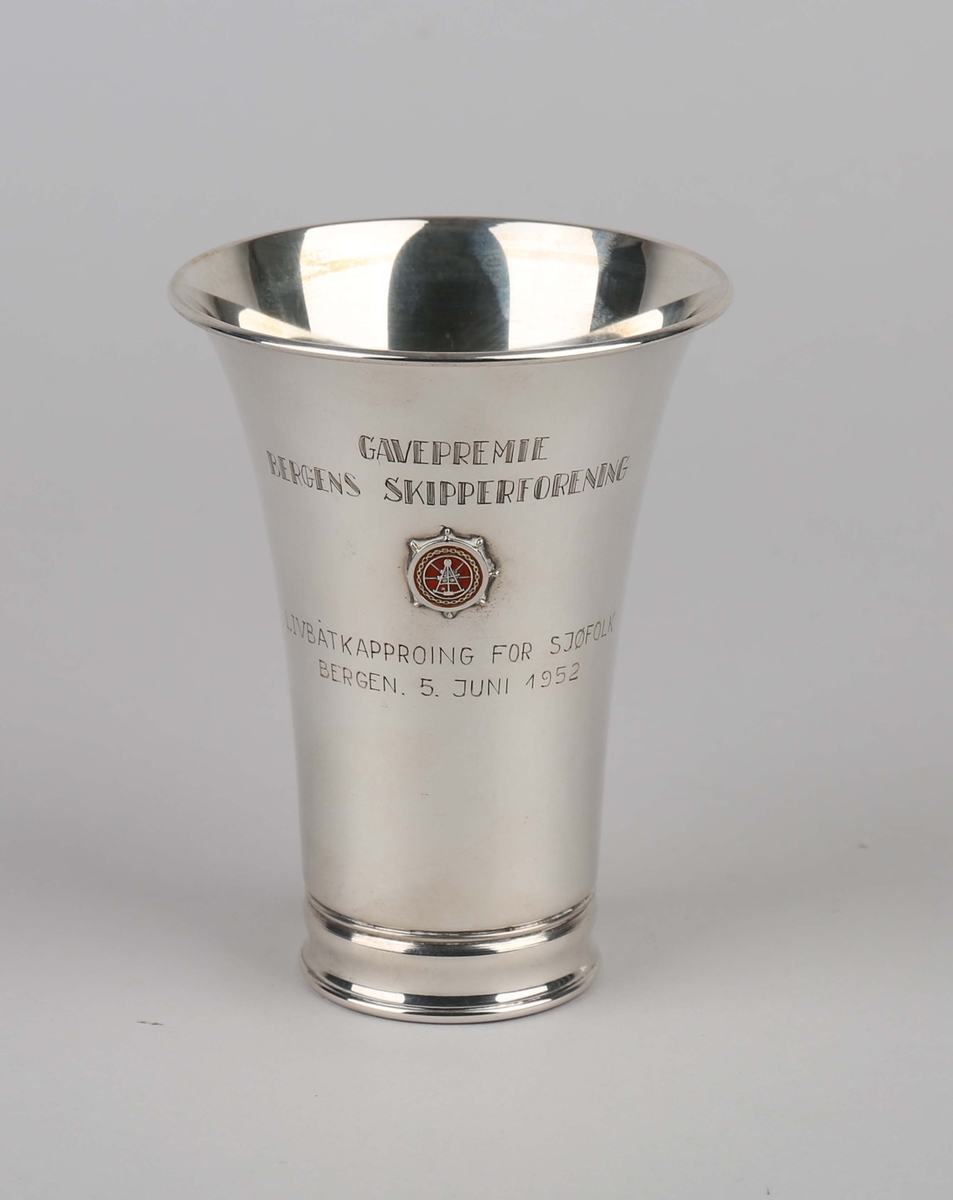 Sølvpokal fra Bergens Skipperforening gitt til MS HORDABØ.  På sokkel med emaljert merke i front på pokal.