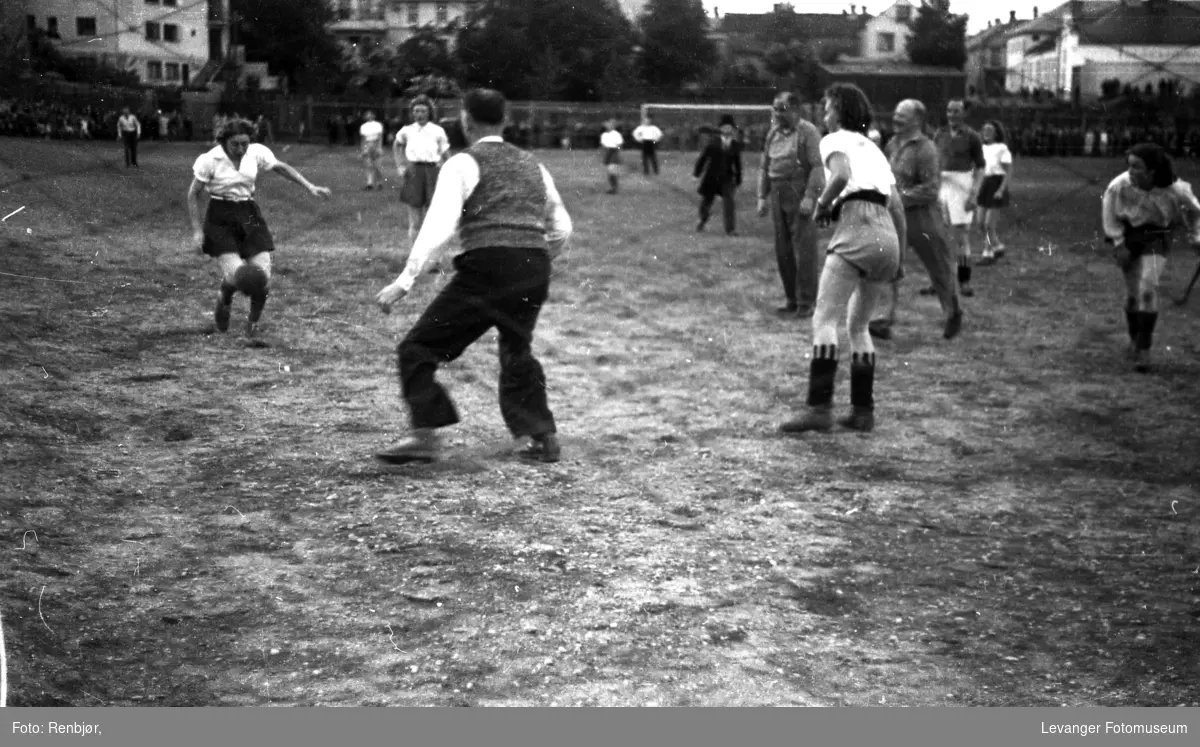 Oppvisningkamp i fotball mellom kvinner og menn på Lavanger Stadion ...