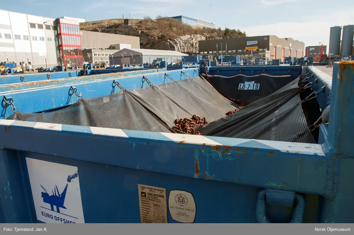 Alt flyttbart utstyr, så som konteinere og annet for frakt av gods offshore skal være godkjent for dette formål.  Her er godkjenningsskilt fra Det Norske Veritas på en konteiner.