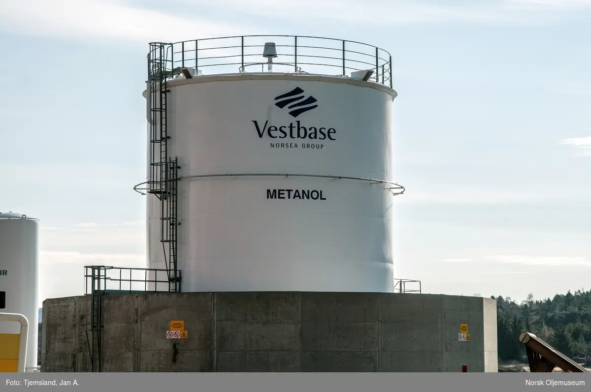 Stor metanoltank er plassert på kaien til Vestbase i Kristiansund.