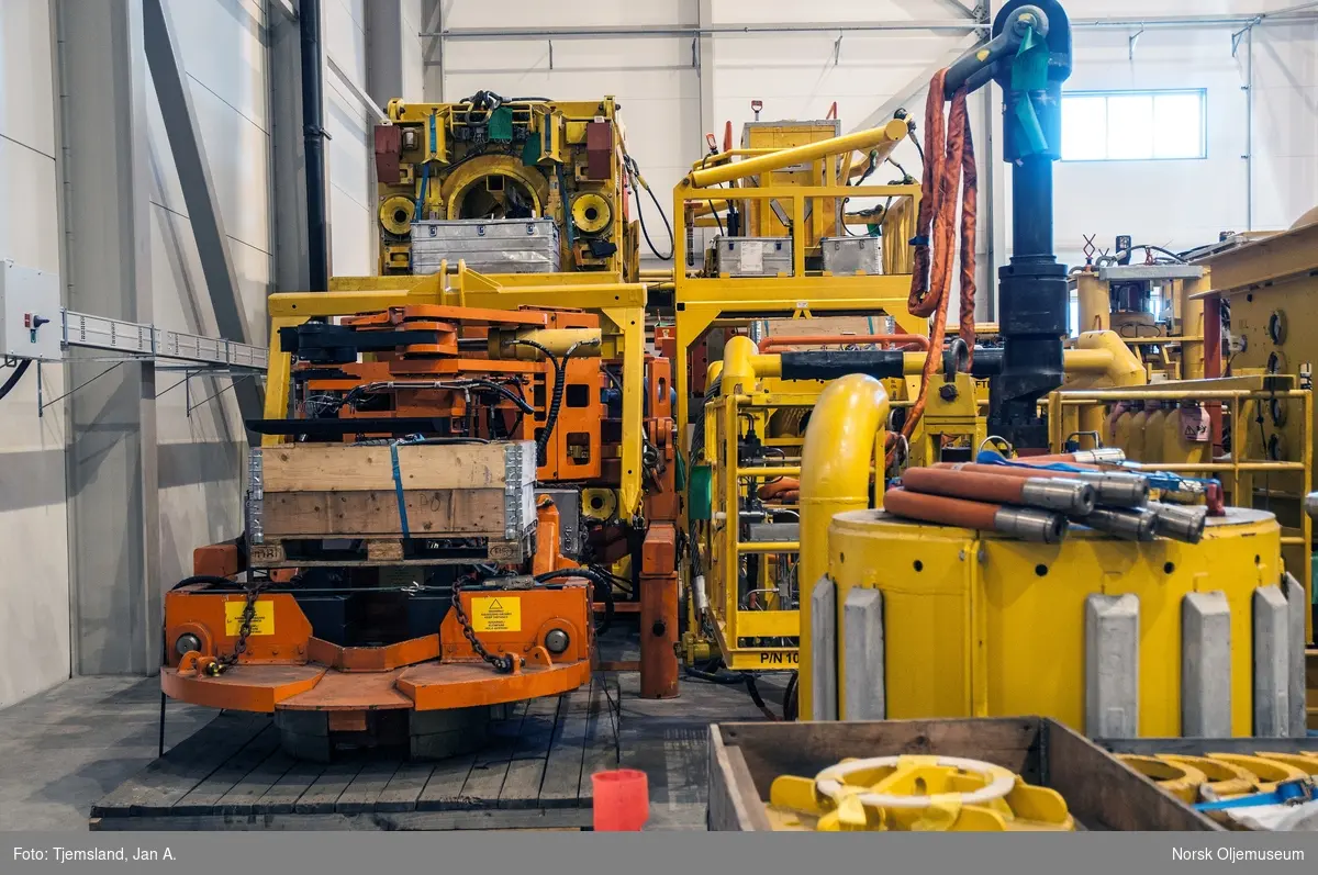 Shells lagerbygg på Vestbase i Kristiansund inneholder mye forskjellig utstyr til bruk både over og under vann.