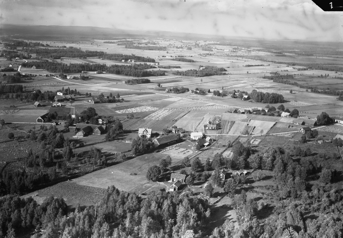Flygfoto över Ås i Gislaveds kommun. Nr. C. 2708