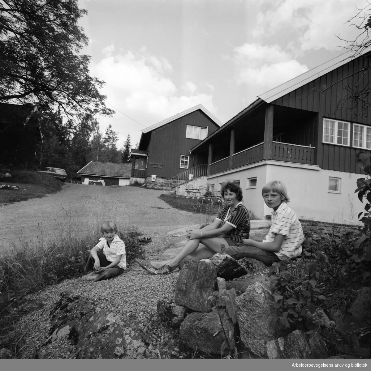 Østmarka: Sandbakken. Lisbeth Andersen sammen med sine to barn, Kari til venstre og Grethe utenfor Sandbakken Sportsstue. Gjester er det smått med, da svært mange ikke er oppmerksomme på at Sandbakken igjen er åpnet. September 1976