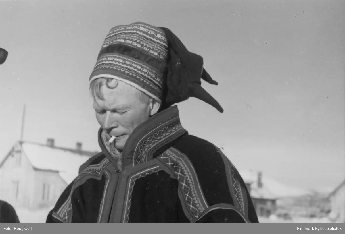 En samisk mann med sigarett i munnen. En serie med 14 fotografier av landsgymnasets vintertur til Gargia Fjellstue rundt 1950. Til Bossekop-markedet samlet seg samene med sleder og reinsdyr ved Gargia Fjellstue.

Olaf Hoel (1903-1970) var den første rektoren ved fylkets første gymnas Finnmark off. Gymnas i Alta i årene 1948-1952. Kjell F. Hoel har gitt en liten bildesamling etter sin far fra hans tid i Alta til Finnmark fylkesbibliotek. Olaf Hoel gjorde en pionerinnsats for skolen under gjenreisningen av landsdelen etter krigen.