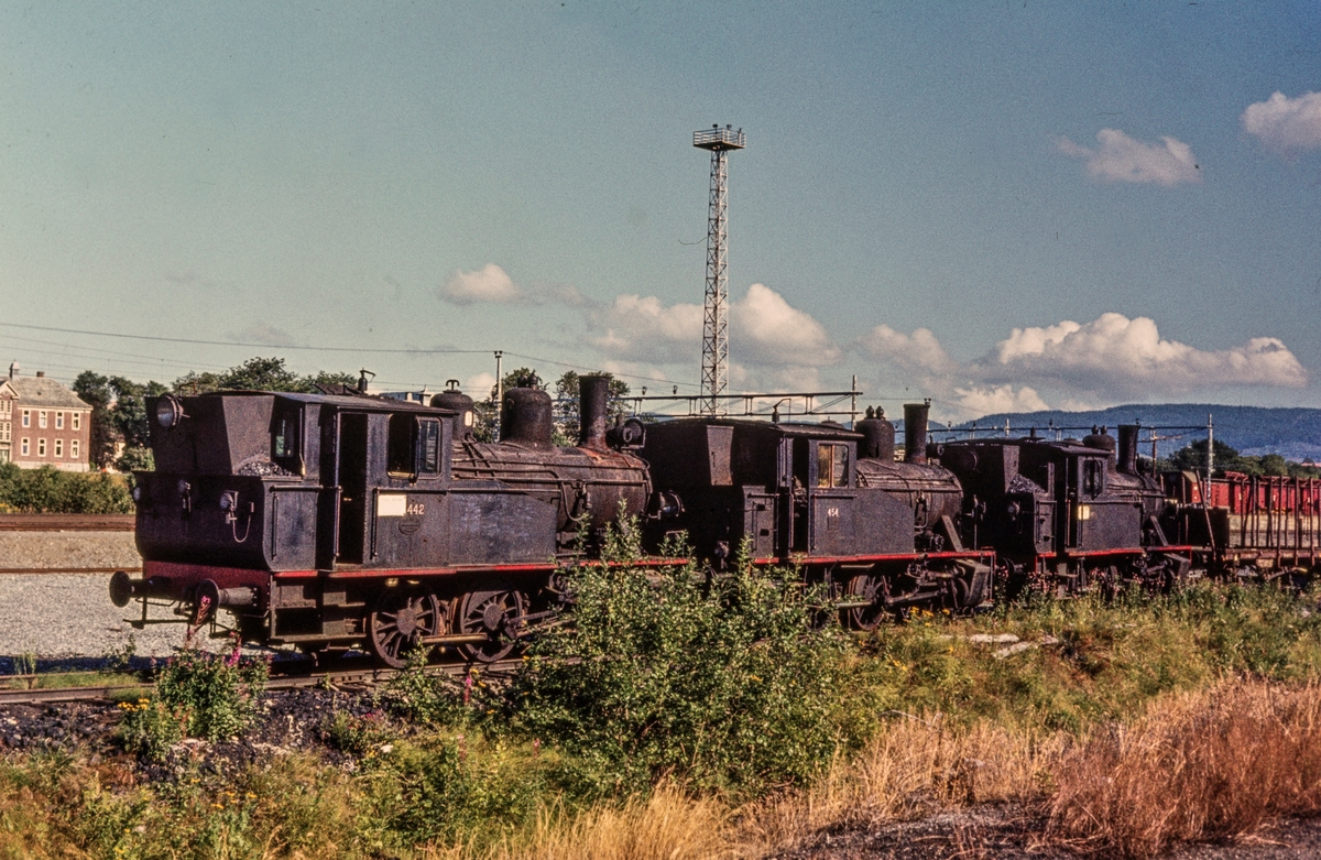 Utrangerte damplokomotiver type 23b hensatt på Marienborg ved Trondheim. Fra venstre nr, 442, 454 og 460.