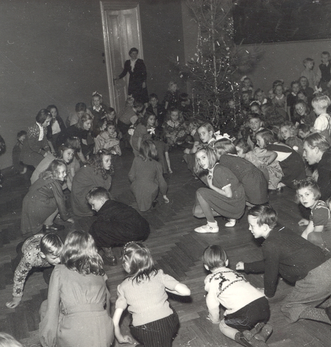 Dans runt granen på Teaterkällaren 1946.