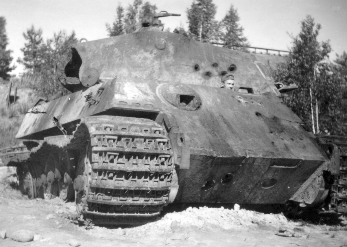 Tysk stridsvagn Kungstiger som beskjutits och analyserats på Karlsborgs provskjutningsfält 1950.
Tornet uppskuret och ett flertal träffar från olika vapen syns.

På förarplats i vagnen sitter korpral Ericsson P 3.