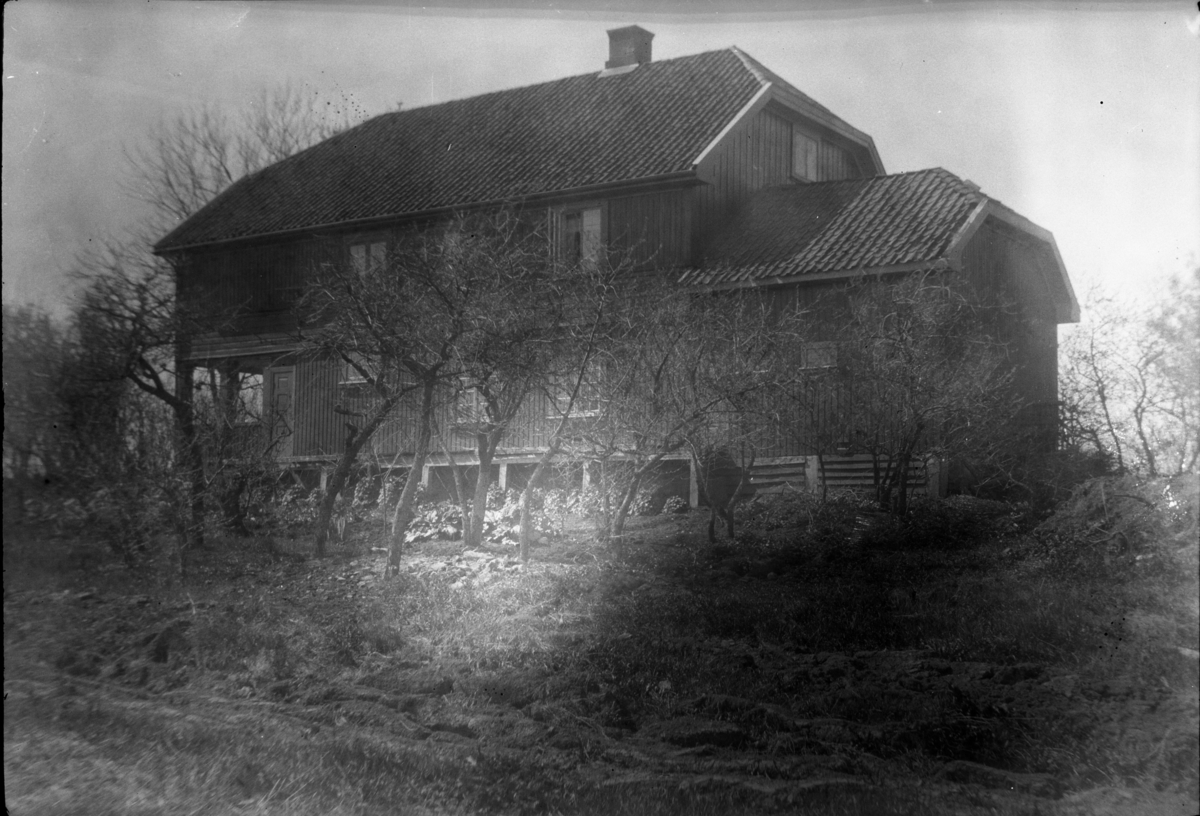 Rikard Berges fotoarkiv. Rikard Berges hus. Frogner, Skien. Fotografert 1928.