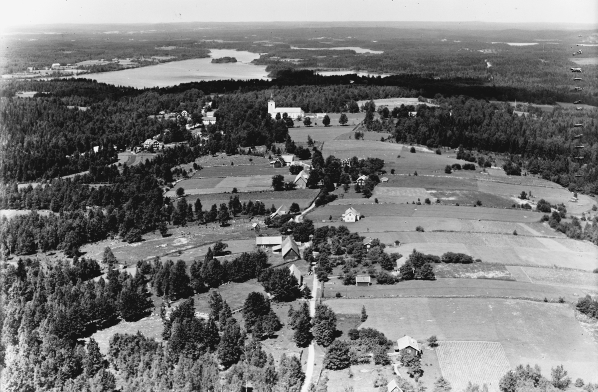 Flygfoto över Hjälmseryd i Sävsjö kommun. Nr. D. 2033