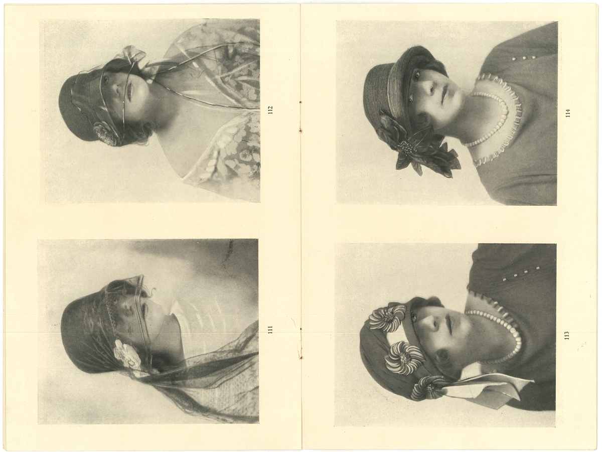 Uppslag i modehäfte med fyra kvinnor i hatt. 

Modeller på hattar. Från år 1923. Modejournalen fanns i Amanda Nordahls Modeaffär, Vänersborg.