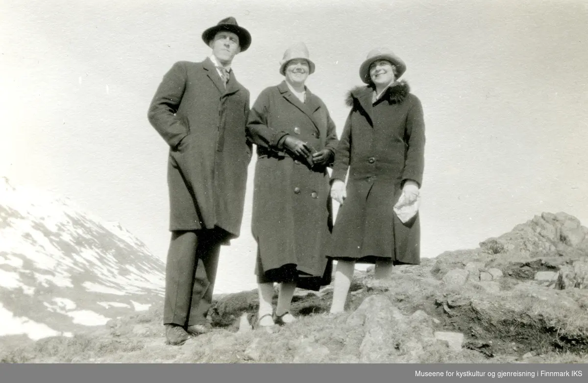 Sogneprest August Melbye (eller Mellbye) Bolstad og kone Solveig Østgaard (midten) med en ukjent person. Kanskje på spasertur på Magerøya. 1919-1927.