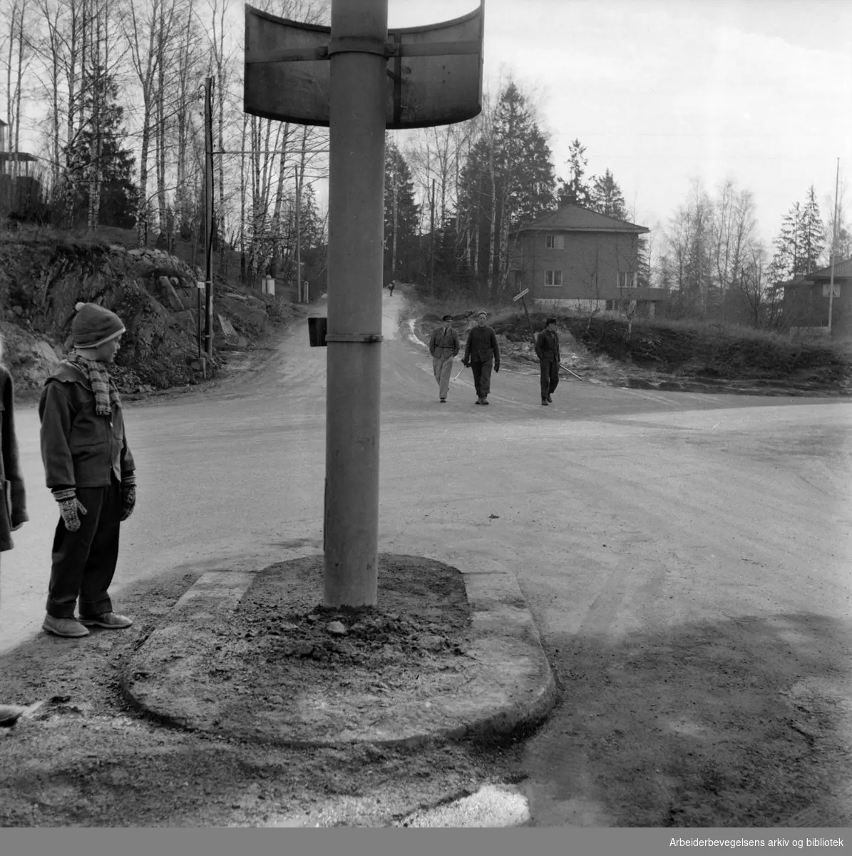Makrellbekken-krysset. April 1957