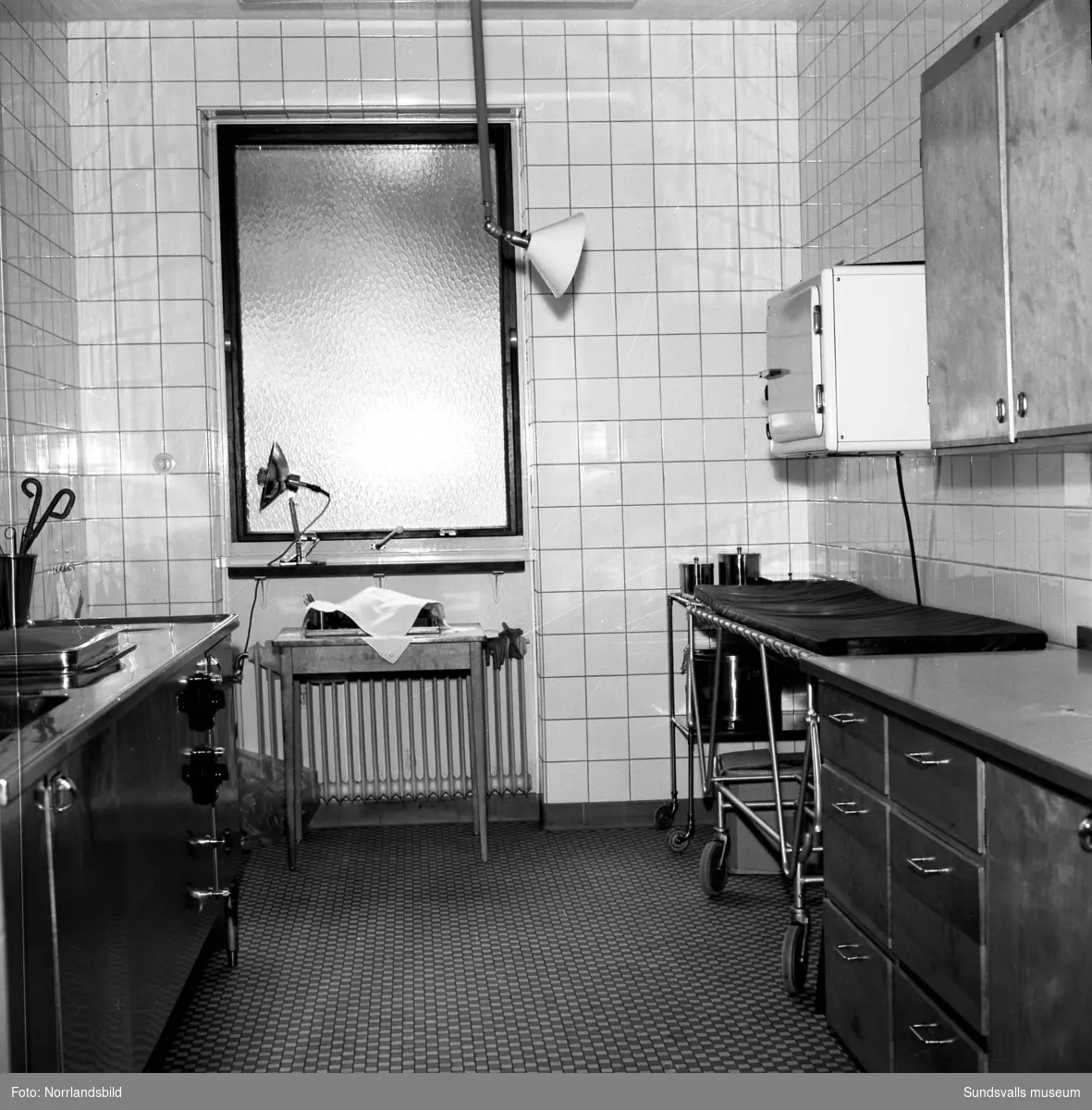 Nya epidemisjukhuset vid Sundsvalls sjukhus, exteriör- och interiörbilder. Invigdes 1955 efter att gamla Epidemin vid Ludvigsbergsvägen lagts ned.