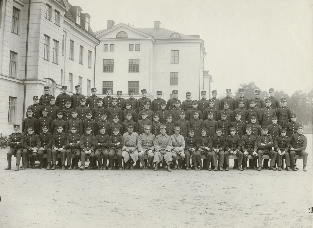 Gruppbild av soldater och officerare från Göta livgarde I 2 framför kasernbyggnad.