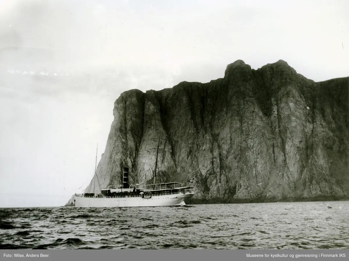 D/S "Neptun" utenfor Nordkapp. 02.07.1906. (Originalnegativet eies av Norsk Folkemuseum, W 04217)