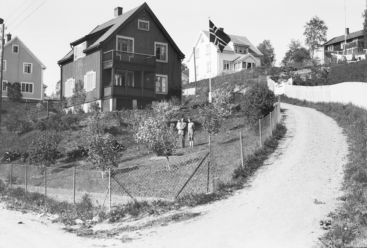 Lærer Jøssong`s hus og familie, ca 1930. Bebyggelse.