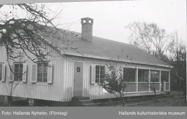 Lindbergs nya församlingshem. Envåningshus med loggia, spröjsade fönster och fönsterluckor.
Tillhör samlingen med fotokopior från Hallands Nyheter som är från 1930-1940-talen.