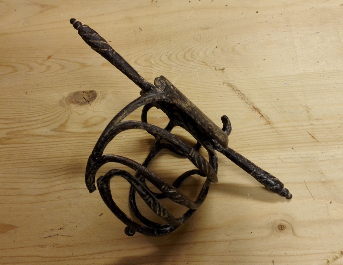 1 sabel-kurvfæste.

Et kurvfæste fra en 1600-tallets sabel. Vakkert smidd. Fundet i elvereinen i Flaam.
Gave fra Nils Knudsen, Flaam. Konf. no 1434 - 35.