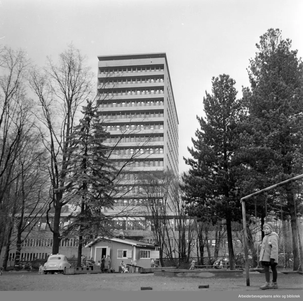 Norsk Hydros nye administrasjonsbygning i Bygdøy Allé..Desember 1960