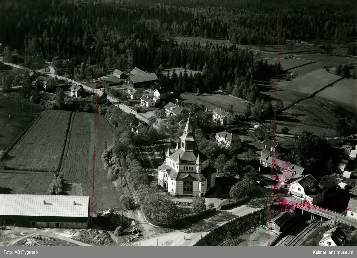 Vykortsförlaga, flygfoto över Örsjö kyrka.