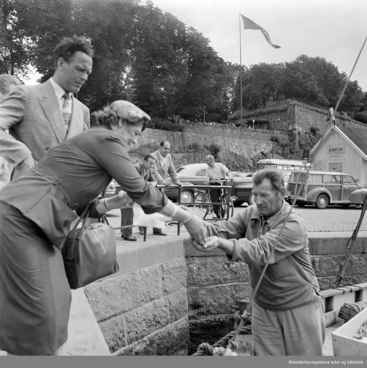 Havna. Honnørbrygga. Fiskeselgere. Juli 1953.