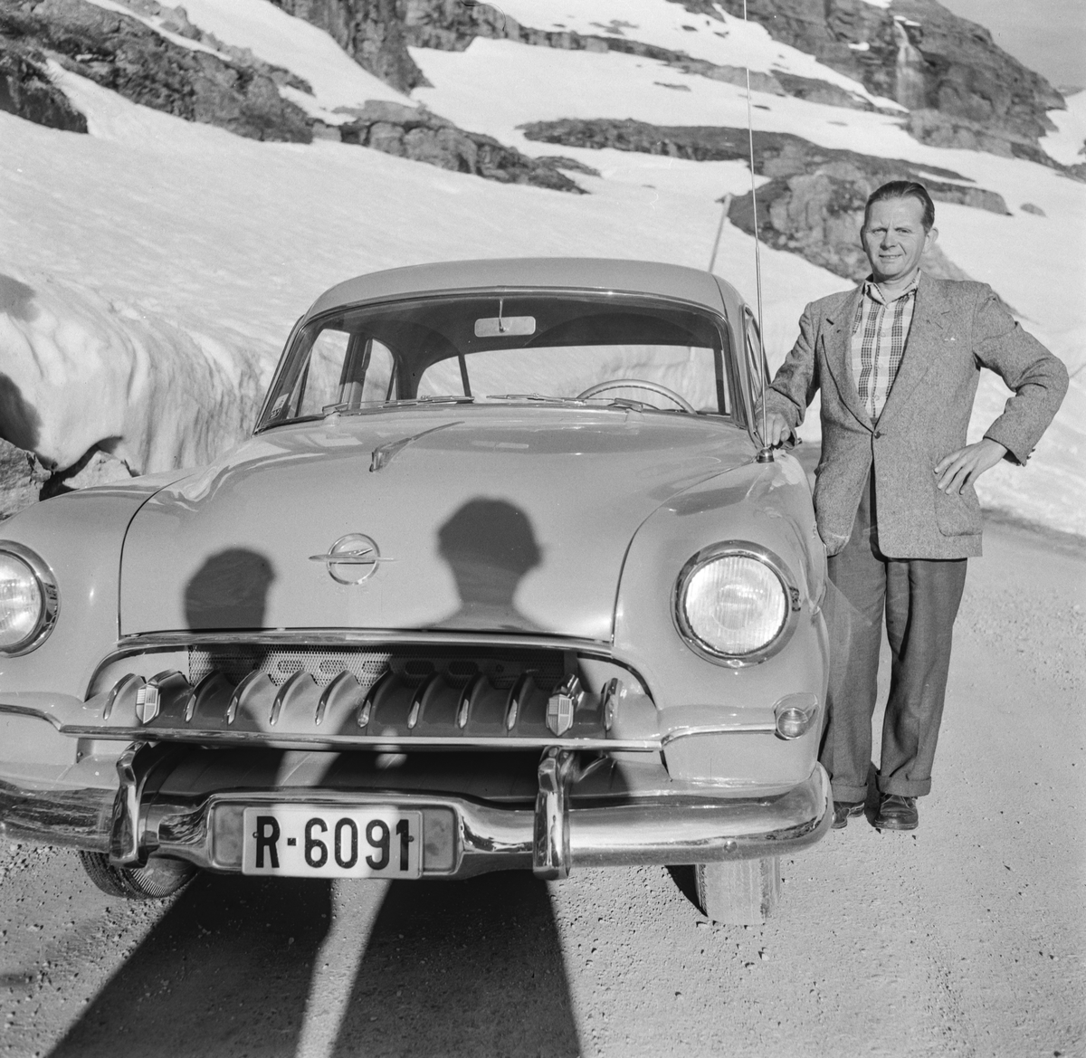 Fotograf Nils Løyning ved bilen sin på høgfjellet.