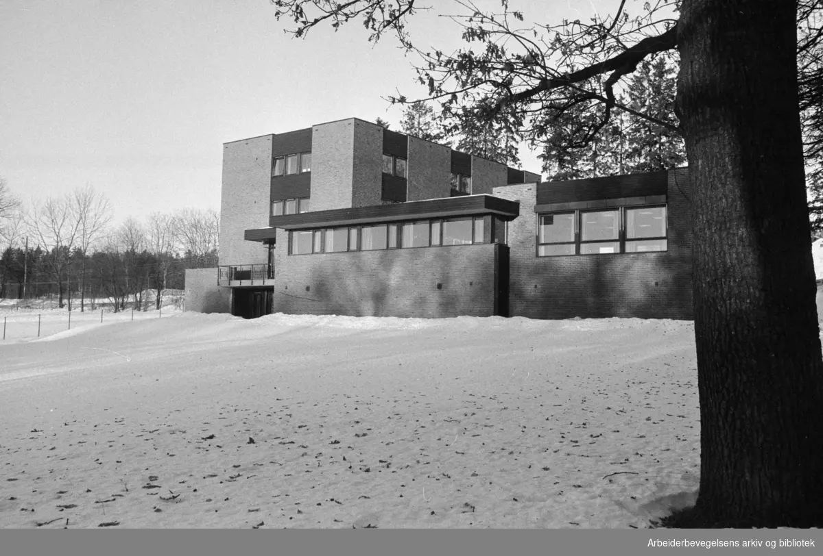 Gaustad Hjelpepleierskole. Desember1973