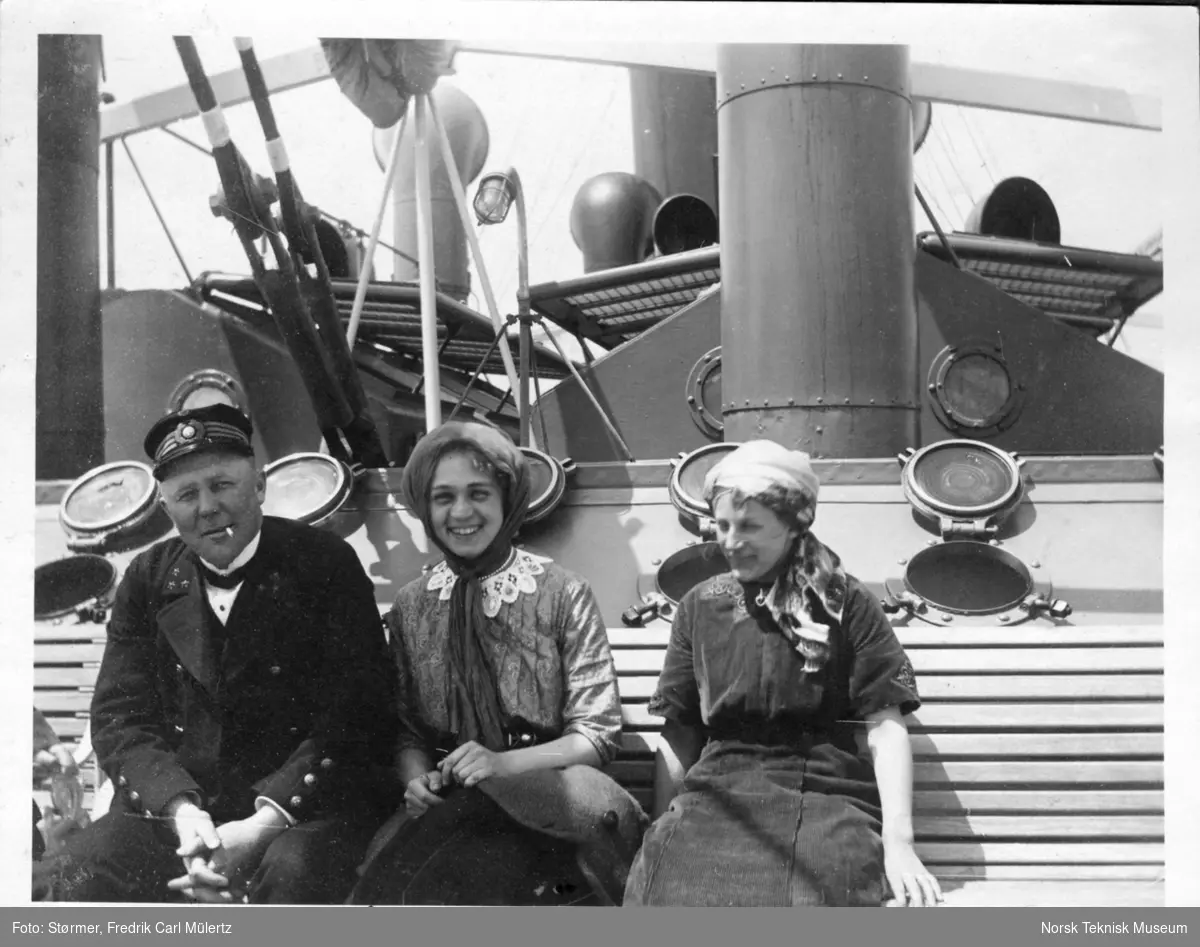 Kaptein Holst og to danske damer på dekk på båten over Atlanterhavet