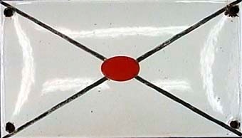 Skylt av emaljerat metall föreställande ett stiliserat kuvert med rött sigill. Troligen från postvagn.