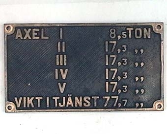 Rektangulär skylt av mässing med text i relief mot svart botten.
Viktskylt från ångloket SJ Gb 1473, Gb2 (1939).
Falun Nº 308.
Vikt i tjänst 77,7 ton.