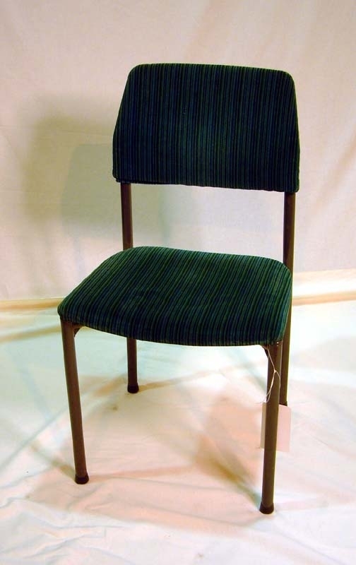 Stolsunderrede av grålackerade stålrör: korslagda rör under sitsen, ryggstöd och fyra släta, raka ben. Stoppad sits och ryggtavla, klädda med grön plyschtextil med tunna blå och mörkgröna ränder. Längst ned på varje stolsben stolstassar av grå plast. Sitsens undersida av trä. Jämför Jvm 19007, 19008, 19009. 
   Enligt uppgift kallas den textil som stolen är klädd med för Mokett, modifierad acryl och tillverkningstekniken är plyschvävt.
   Stolen har funnits i en så kallad RB-vagn som fanns i varianterna RB2, RB3 osv. Det var ombyggda, äldre personvagnar och gjordes 1965-1968.