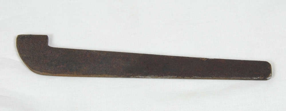 Specialverktyg till brandspruta (:1). Verktyget är platt, 3 mm tjockt och böjt i ena änden.

Historik: Brandsprutan skickades till museet från Banverket, Järnvägsstationen i Skövde.
